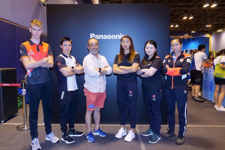 「Panasonic 運動獎學金計劃 – 備戰東京2020奧運會」其中五位得獎運動員。(由左起) Oscar COGGINS（三項鐵人）、石偉雄（體操）、蒙德揚先生、佘繕妡（劍擊）、成灝澂（射擊）及蘇慧音（乒乓球）。